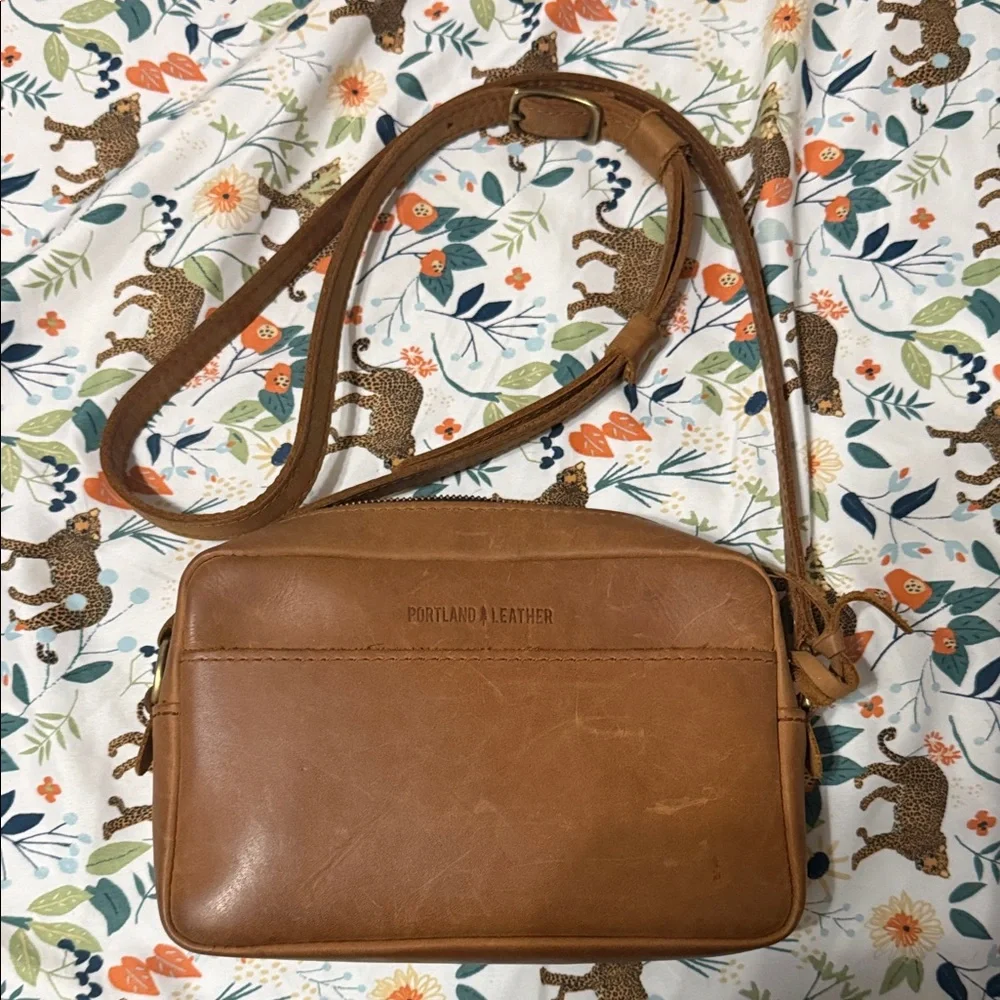Portland Leather ladies camera Crossbody Bag - Picture 1 of 4